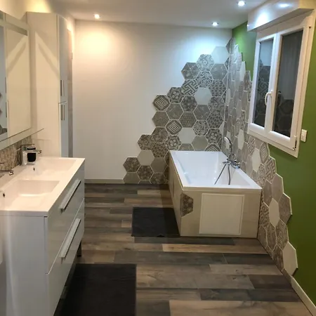 La Ruine Single-family House With Hot Tub Hébergement de vacances