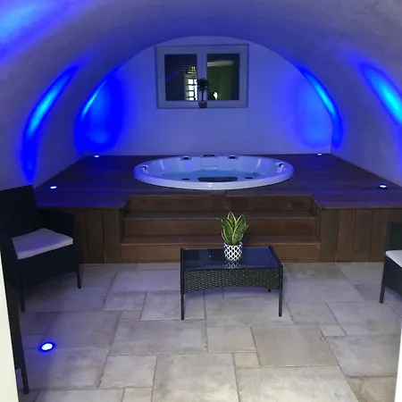 Hébergement de vacances La Ruine Single-family House With Hot Tub